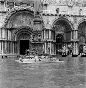 Place Saint-Marc pendant les inondations à Venise (phénomène de l