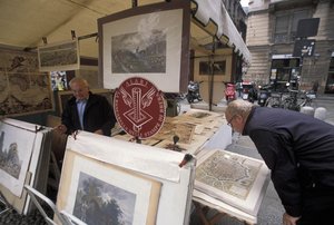 Étal vendant des estampes, Piazza del Carmine, Milan, Lombardie, Italie - Unbekannt