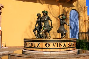 Statues, Vina Santa Cruz
