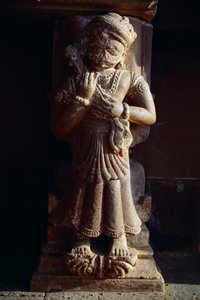 Statue en pierre du 18ème siècle jouant du Ravanhathd ou de la Veena