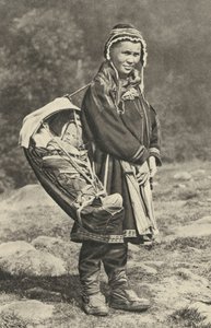 Suède. Femme laponne portant son bébé dans un berceau en peau de renne. 1920