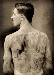 Marin britannique tatoué pendant la Grande Guerre de 1914-18 (vue de dos) - Unbekannter Künstler