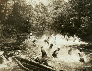 Le vieux trou de baignade, États-Unis, vers 1920 (photo n/b)
