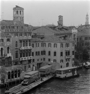 Camions sur le Grand Canal à Venise 1960