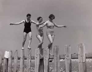 Deux femmes et un homme marchant le long d