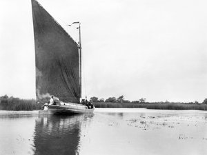 Royaume-Uni : Une wherry sur la rivière Bure près de Ranworth. Norfolk Broads,