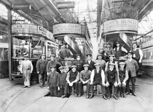 Royaume-Uni : Tramways et équipages dans le dépôt de tramways sur Oswald Road. Kircaldy, vers 1910