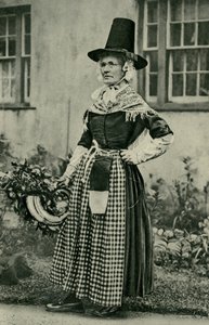 Pays de Galles. Une vieille dame galloise majestueuse, fidèle au costume national. 1920