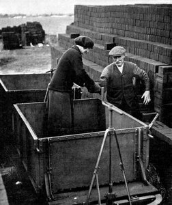 Femme fabricante de briques pendant la Première Guerre mondiale