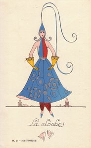 Femme en costume de fantaisie en forme de cloche, la cloche, avec chapeau, robe et gants en forme de cloche, et clochers en arrière-plan. Lithographie par un artiste inconnu avec coloriage au pochoir tirée de « Nos Travestis », Paris - Unbekannter Künstler
