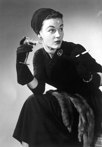 Femme en tenue de soirée avec cocktail et cigarette