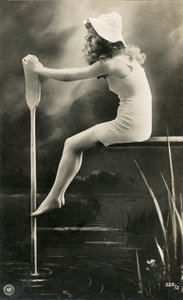 Femme en chemise de nuit, c. début 1900 (carte postale)