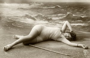 Femme en maillot de bain, vers début 1900 (carte postale)