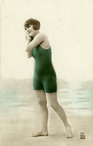 Femme en maillot de bain, vers début 1900 (carte postale)