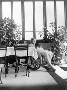 Femme assise dans un fauteuil à bascule, lisant un livre. Vers 1915. Allemagne. Photo historique, femme lisant, vers 1915.