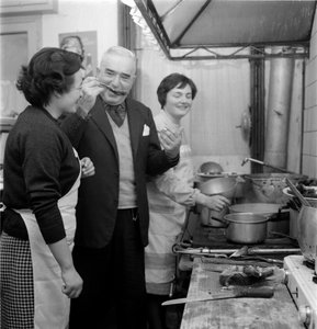 Écrivain GIOVANNI COMISSO dans sa maison à TREVISO (il goûte un plat dans la cuisine) - 1962 - Unbekannt