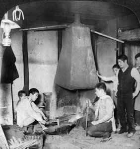 Un forgeron japonais à son forge, Yokohama, Japon, 1904