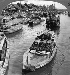 Un canal de fret animé à Tokyo, Japon, 1904 - Underwood and Underwood