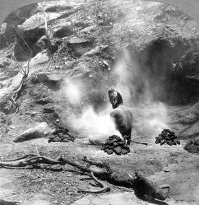 Un ermite faisant pénitence à Gem Lake, Mont Abu, Inde, 1903 - Underwood and Underwood