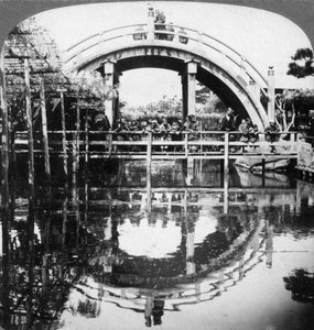 Un pont semi-circulaire au Japon, 1896 - Underwood and Underwood