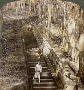 Ancien escalier en pierre montant la colline jusqu