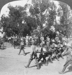 Commandants britanniques passant en revue les troupes entrant à Kroonstadt, Afrique du Sud, Guerre des Boers