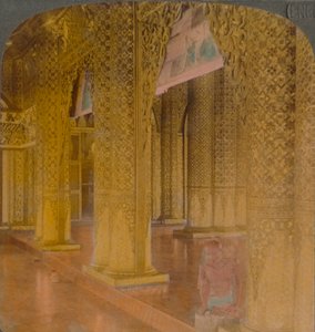 Intérieur du temple bouddhiste avec des décorations coûteuses en or et en couleurs, Moulmein, Birmanie, 1907. Artistes : Elmer Underwood, Bert Elias Underwood