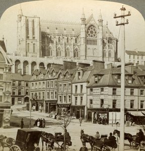 Cathédrale et rue principale, Queenstown, Irlande, fin du 19e siècle - Underwood and Underwood