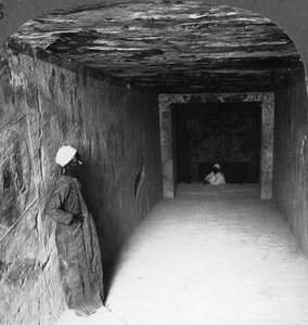 Galerie descendante dans la tombe de Sethos I, Thèbes, Égypte, 1905
