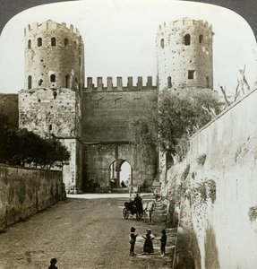 Porte de Saint-Sébastien dans le mur d