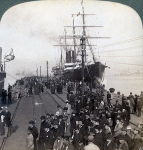 Accueil des nouveaux arrivants sur le quai à côté du Pacific Mail SS China, à Yokohama, Japon, 1904