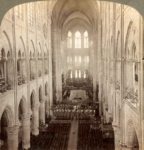 Intérieur de la grande cathédrale Notre-Dame, Paris, France, 1900