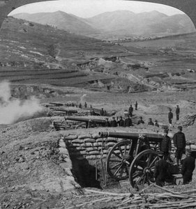 Batteries japonaises tirant sur des forts russes, Siège de Port Arthur, Guerre russo-japonaise, 1904-1905