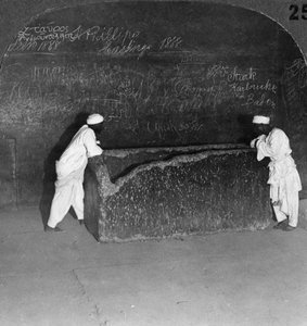 Sarcophage de Khéops, brisé par des voleurs, dans la Grande Pyramide, Égypte, 1905