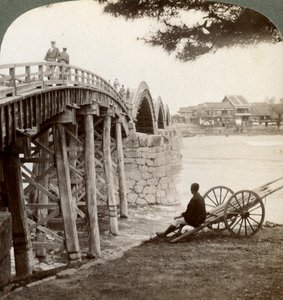 Pont Kintai sur la rivière Nishiki à Iwakuni, vue vers le nord, Japon, 1904 - Underwood and Underwood