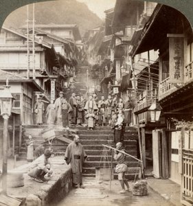 Rue principale montant le flanc escarpé du mont Haruna dans un célèbre village de sources chaudes, Ikao, Japon, 1904