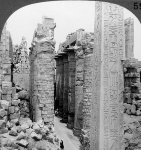 Allée centrale de la grande salle et obélisque de Thoutmosis I, temple de Karnak, Thèbes, Égypte, 1905 - Underwood and Underwood