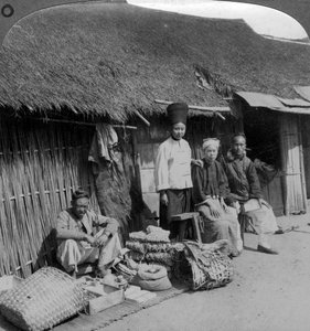 Boutique indigène et clients, près de Mogok, nord de la Birmanie, c1900s - Underwood and Underwood