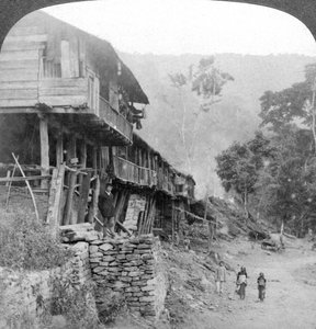 Village indigène, pont de Teesta près de Darjeeling, Inde, 1903 - Underwood and Underwood