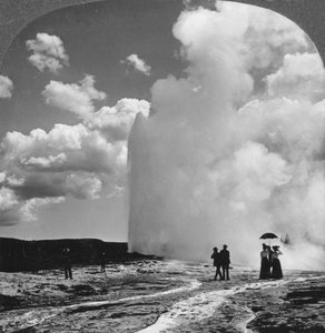 Geyser Old Faithful, parc national de Yellowstone, USA, début du 19e siècle - Underwood and Underwood