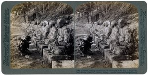 Paysanne priant devant une rangée de statues du Dieu de la Lumière, rivière Daiya, Nikko, Japon, 1904