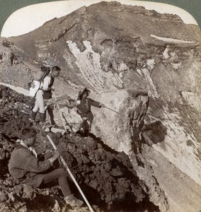 Regardant depuis le bord recouvert de lave dans le cratère du mont Fuji, Japon, 1904