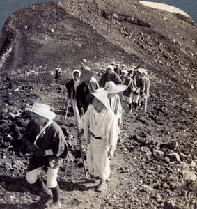 Pèlerins à la fin de leur ascension du mont Fuji Fujiyama, Japon, 1904
