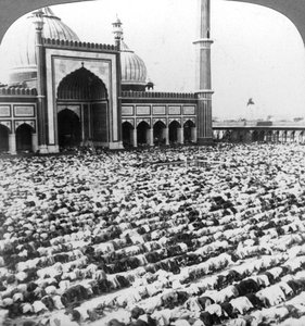 Prière à la mosquée Jumma Musjid, Delhi, Inde - Underwood and Underwood