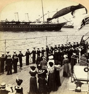 Yacht royal passant devant le cuirassé HMS Nile, Revue du couronnement, Spithead, Hampshire, 1902