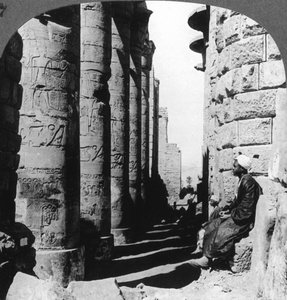 La célèbre colonnade du grand temple de Karnak, Thèbes, Égypte, 1905