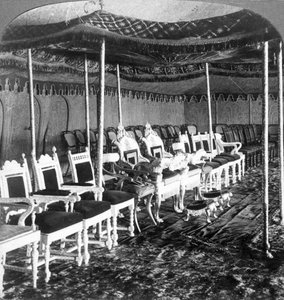 Le dais doré dans la tente du Durbar du Maharaja du Cachemire, Delhi, Inde - Underwood and Underwood