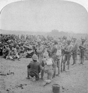 Les prisonniers boers surpuissants se reposant sur la route de Paardeberg à Modder River, 1900