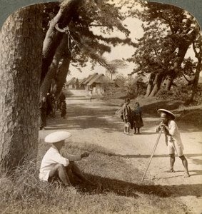 Voyageurs se reposant sous les pins à Suzukawa, ancienne route de Tokyo à Kyoto, Japon - Underwood and Underwood