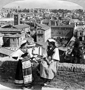 Deux femmes en costume traditionnel à Rome, Italie
